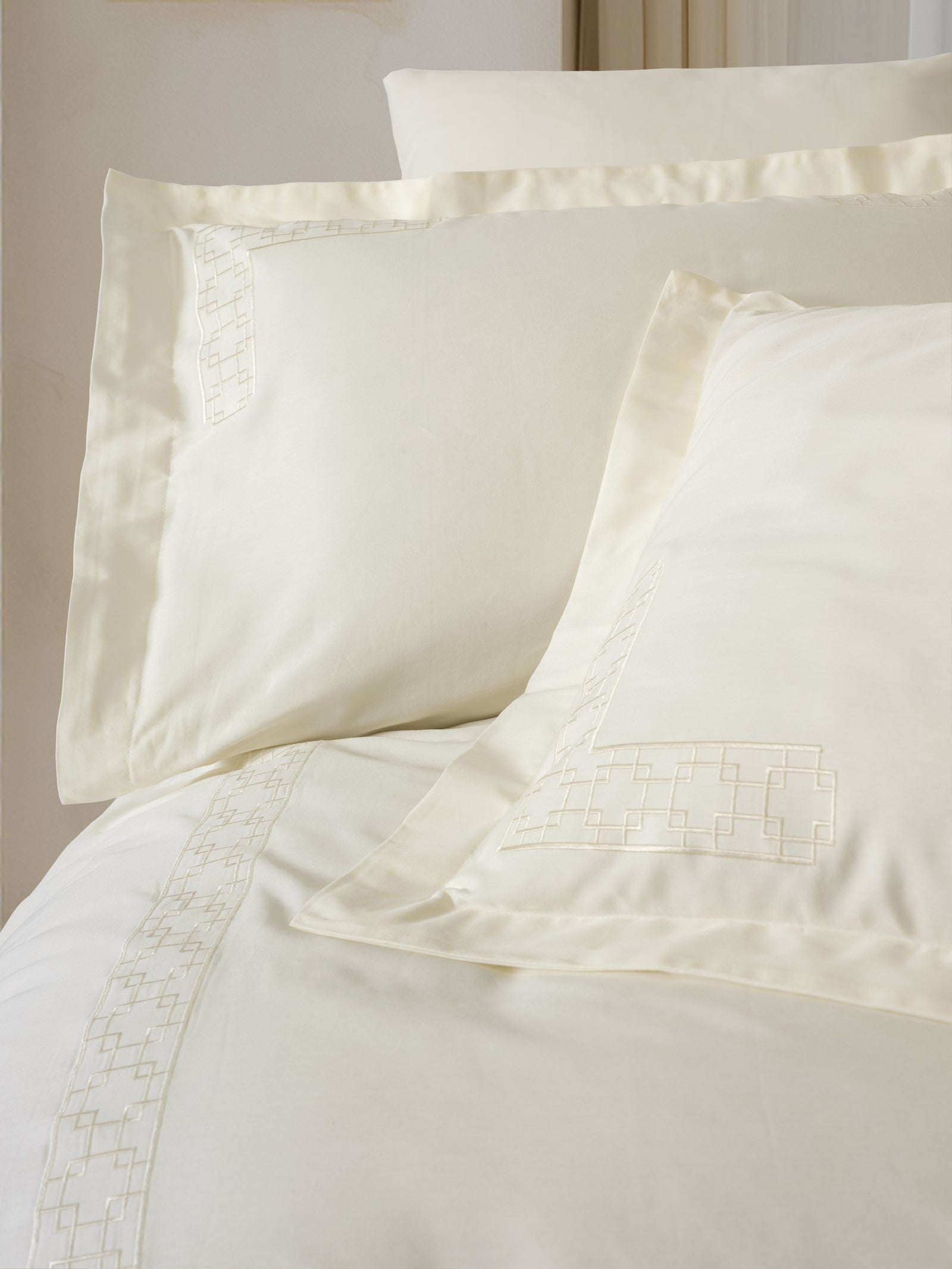 Nakışlı Saten Çift Kişilik Nevresim Takımı Luxe Ekru